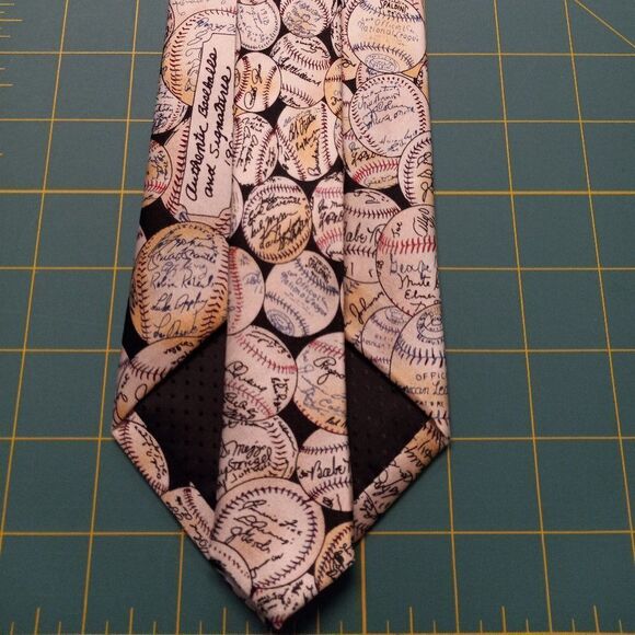 NWT Museum Artifacts all Silk tie - Picture 6 of 6